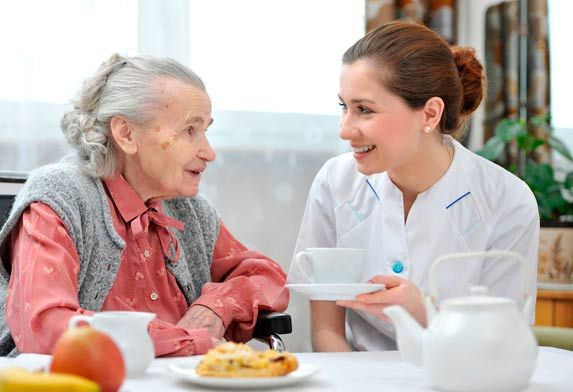 Abuela desayunando